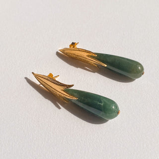 Boucles d’oreilles Armelle dorées, détail posé mettant en valeur l’agate verte, la finition dorée et les lignes élégantes du design.