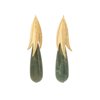 Boucles d’oreilles Armelle pendantes dorées en agate verte, packshot sur fond neutre, non disponibles en version clip. 