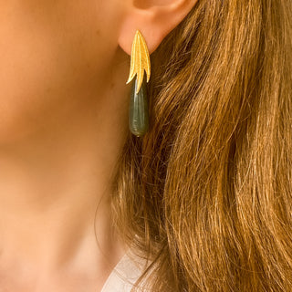 Boucles d’oreilles Armelle pendantes dorées en agate verte portées de profil, montrant la longueur, l’éclat de la dorure et la couleur profonde de la pierre.