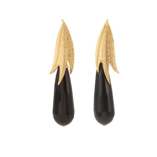 Boucles d’oreilles Armelle pendantes dorées en onyx noir, packshot sur fond neutre.