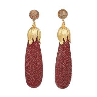 Boucles d’oreilles Ava en galuchat bordeaux et jaspe léopard, en laiton doré à l’or fin 24 carats, packshot sur fond neutre, disponibles en percées ou clips.