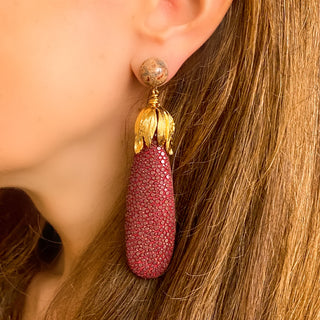 Boucles d’oreilles Ava en galuchat bordeaux portées, montrant la longueur XXL de 9,5 cm et la largeur de 2,3 cm, avec pierre naturelle jaspe léopard, disponibles en percées ou clips.