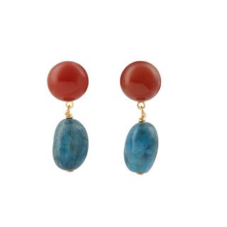 Boucles d’oreilles Azul pendantes dorées en pierres naturelles cornaline et apatite, en laiton doré à l’or fin 24 carats, packshot sur fond neutre, disponibles en version percées ou clips.