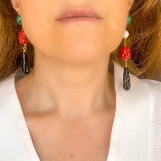 Boucles d’oreilles Céleste dépareillées dorées en pierres naturelles portées de face, montrant l’asymétrie, les couleurs contrastées et l’éclat de la dorure, disponibles en percées ou clips.