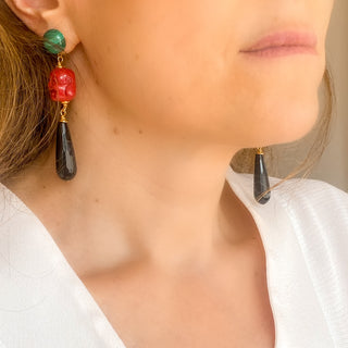 Boucles d’oreilles Céleste dépareillées dorées en pierres naturelles portées de profil, montrant l’asymétrie, les couleurs contrastées et l’éclat de la dorure, disponibles en percées ou clips.