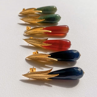 Boucles d’oreilles collection Armelle dorées, détail posé mettant en valeur les pierres naturelles, la finition dorée et les lignes élégantes du design.