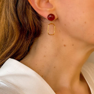 Boucles d’oreilles Curt rectangle doré avec pierres naturelles cornaline Youm, portées sur oreilles percées ou clips.