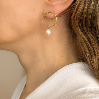 Boucles d’oreilles Diego petit cercle doré avec perle blanche Youm, portées.