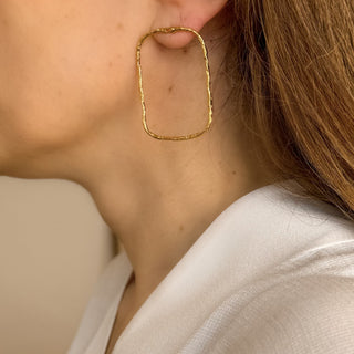 Boucles d’oreilles Eliott grand rectangle doré Youm, portées.