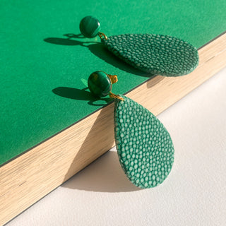 Boucles d’oreilles Gaelle en galuchat vert, détail posé mettant en valeur la texture du galuchat, la pierre malachite et la finition dorée à l’or fin 24 carats.