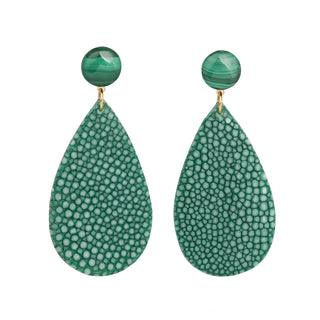 Boucles d’oreilles Gaelle pendantes en galuchat vert et malachite, en laiton doré à l’or fin 24 carats, packshot sur fond neutre, disponibles en percées ou clips.