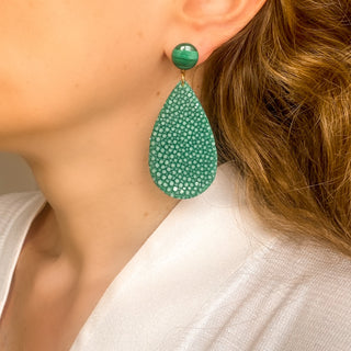 Boucles d’oreilles Gaelle en galuchat vert portées, montrant la longueur totale de 7 cm et la largeur de 3 cm, avec pierre naturelle malachite, disponibles en percées ou clips.