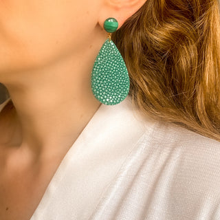 Boucles d’oreilles Gaelle en galuchat vert portées de profil, montrant la longueur totale de 7 cm et la largeur de 3 cm, avec pierre naturelle de malachite, disponibles en percées ou clips.