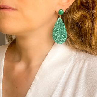 Boucles d’oreilles Gaelle pendantes en galuchat vert et pierre de malachite, en laiton doré à l’or fin 24 carats, zoom porté, disponibles en percées ou clips.