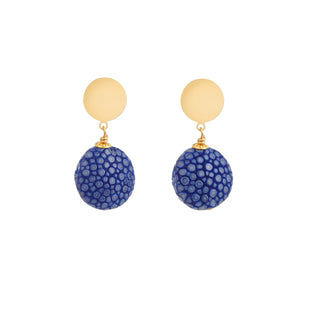 Boucles d’oreilles Gala pendantes en galuchat bleu, en laiton doré à l’or fin 24 carats, packshot sur fond neutre, disponibles en percées ou clips.