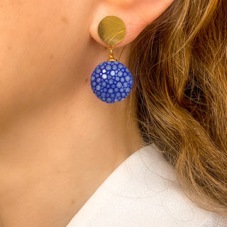 Boucles d’oreilles Gala en galuchat bleu portées de profil, montrant la longueur de 3,5 cm et la taille du pendant en galuchat (1,5 cm), disponibles en percées ou clips.