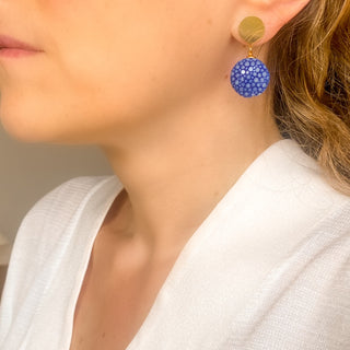 Boucles d’oreilles Gala en galuchat bleu portées, montrant la longueur de 3,5 cm et la taille du pendant en galuchat (1,5 cm), disponibles en percées ou clips.