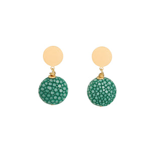 Boucles d’oreilles Gala vert — cuir galuchat vert, laiton doré à l’or fin 24k. Packshot sur fond blanc.