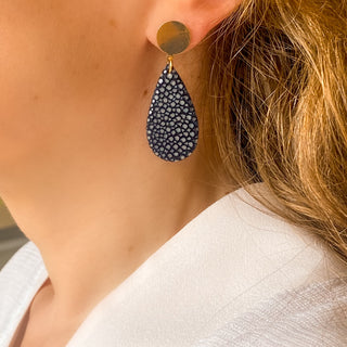 Boucles d’oreilles Gema en galuchat noir de profil, montrant la longueur totale de 5 cm et la largeur de 2 cm, disponibles en percées ou clips.