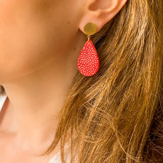 Boucles d’oreilles Gema en galuchat rose corail portées, montrant la longueur totale de 5 cm et la largeur de 2 cm, disponibles en percées ou clips.