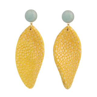 Boucles d’oreilles Gloria pendantes en galuchat jaune et amazonite, en laiton doré à l’or fin 24 carats, packshot sur fond neutre, disponibles en percées ou clips.