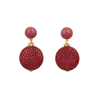 Boucles d’oreilles Grace en galuchat bordeaux et pierre rhodonite, en laiton doré à l’or fin 24 carats, packshot sur fond neutre, disponibles en percées ou clips.  