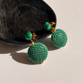 Boucles d’oreilles Grace en galuchat vert, détail posé mettant en valeur la texture du galuchat, la pierre malachite et la finition dorée à l’or fin 24 carats.