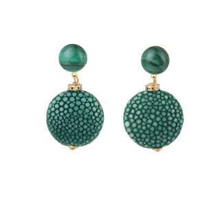 Boucles d’oreilles Grace en galuchat vert et malachite, en laiton doré à l’or fin 24 carats, packshot sur fond neutre, disponibles en percées ou clips.