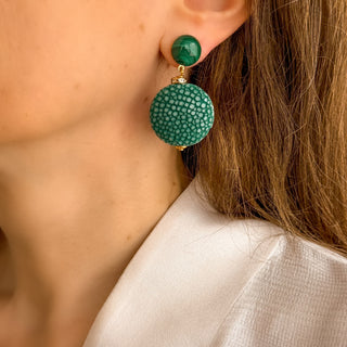 Boucles d’oreilles Grace en galuchat vert portées, montrant la longueur totale de 5 cm et le pendant en galuchat de 2,5 × 2,5 cm, avec pierre naturelle malachite, disponibles en percées ou clips.