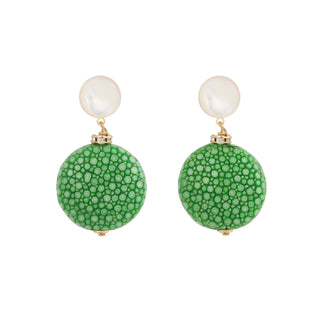 Boucles d’oreilles Grace en galuchat vert et nacre blanche, en laiton doré à l’or fin 24 carats, packshot sur fond neutre, disponibles en percées ou clips.