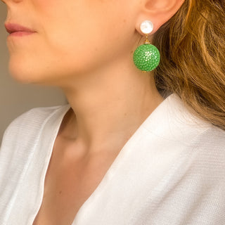 Boucles d’oreilles Grace en galuchat vert portées, montrant la longueur totale de 5 cm et le pendant en galuchat de 2,5 × 2,5 cm, avec nacre blanche, disponibles en percées ou clips.