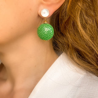 Boucles d’oreilles Grace en galuchat vert portées de profil, montrant la longueur totale de 5 cm et le pendant en galuchat de 2,5 × 2,5 cm, avec nacre blanche, disponibles en percées ou clips.