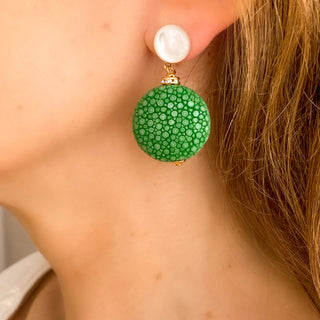 Boucles d’oreilles Grace en galuchat vert zoom porté, montrant la longueur totale de 5 cm et le pendant en galuchat de 2,5 × 2,5 cm, avec des pierres naturelles de nacre blanche, disponibles en percées ou clips.