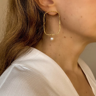 Boucles d’oreilles Luis grand rectangle doré avec perle blanche Youm, portées.