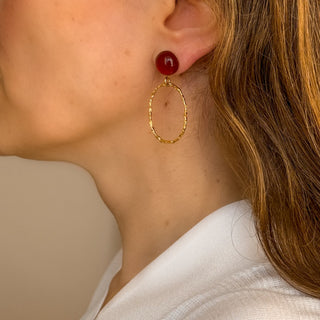 Boucles d’oreilles Luke ovale dorée avec pierre naturelle cornaline Youm, portées sur oreilles percées ou clips.