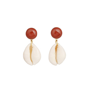 Boucles d’oreilles Océane dorées avec coquillage cauri et jaspe rouge, packshot sur fond neutre, disponibles en version percées ou clips.
