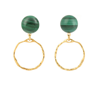 Boucles d’oreilles Orso petit rond doré avec pierre naturelle malachite Youm, finition or fin 24 carats, portées, pour oreilles percées ou clips, packshot fond blanc.