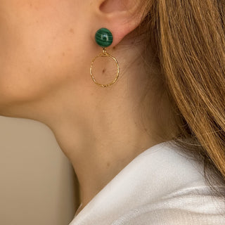 Boucles d’oreilles Orso petit rond doré avec pierre naturelle malachite Youm, finition or fin 24 carats, portées, pour oreilles percées ou clips.