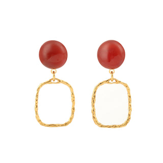 Boucles d’oreilles pendantes Curt petit rectangle doré avec cornaline Youm, finition or fin 24 carats, pour oreilles percées ou clips, packshot sur fond blanc.