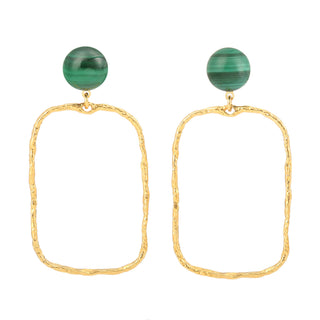 Boucles d’oreilles Gino rectangle doré avec malachite Youm, finition or fin 24 carats, pour oreilles percées ou non percées clips, packshot sur fond blanc.