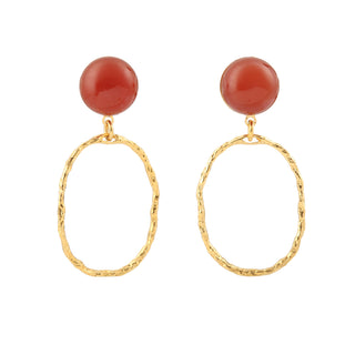 Boucles d’oreilles Luke ovale pendante dorée avec cornaline Youm, finition or fin 24 carats, packshot sur fond blanc.