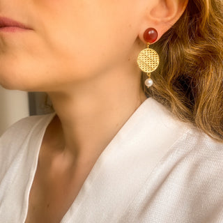 Boucles d’oreilles Romy pendantes dorées en cornaline et perles naturelles portées, montrant la longueur, le mouvement et l’éclat des pierres, disponibles en percées ou clips.