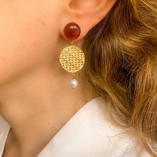 Boucles d’oreilles Romy pendantes dorées en cornaline et perles naturelles de profil, montrant la longueur, le mouvement et l’éclat des pierres, disponibles en percées ou clips.