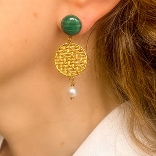 Boucles d’oreilles Romy pendantes dorées en malachite et perles naturelles détails portés, montrant la longueur, le mouvement et l’éclat des pierres, disponibles en percées ou clips.