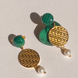 Boucles d’oreilles Romy pendantes dorées, détail posé mettant en valeur la malachite, les perles et la finition dorée, disponibles en version percées ou clips.