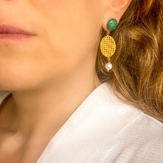 Boucles d’oreilles Romy pendantes dorées en malachite et perles naturelles de profil, montrant la longueur, le mouvement et l’éclat des pierres, disponibles en percées ou clips.