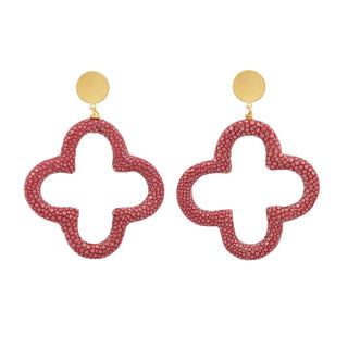 Boucles d’oreilles Trèfle en galuchat bordeaux, en laiton doré à l’or fin 24 carats, packshot sur fond neutre, disponibles en percées ou clips.