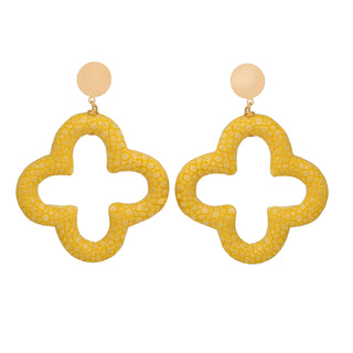 Boucles d’oreilles Trèfle en galuchat jaune, en laiton doré à l’or fin 24 carats, packshot sur fond neutre, disponibles en percées ou clips. 