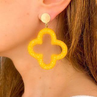Boucles d’oreilles Trèfle en galuchat jaune portées, montrant la longueur totale de 7 cm et la taille du trèfle (5×5 cm), disponibles en percées ou clips.  