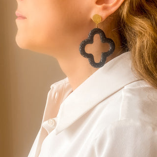 Boucles d’oreilles Trèfle en galuchat noir portées, montrant la longueur totale de 7 cm et la taille du trèfle (5 × 5 cm), disponibles en percées ou clips.